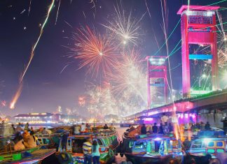 5 Lokasi Terbaik Menyaksikan Kembang Api Saat Malam Tahun Baru 2019 Pesta Kembang Api di Jembatan Ampera Palembang - Src Twitter