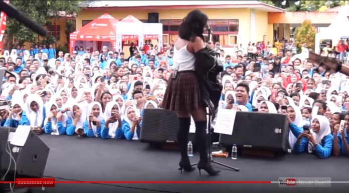 Bikin Histeris! Marion Jola Buka Jaket dan Kenakan Tank Top Saat Mengisi Acara Pensi di Ambon Terlihat Seksi Saat Marion Jola Buka Jaket Kala Manggung di Pensi SMA