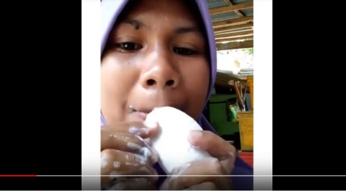 Viral Seorang Perempuan Memakan Sabun Mandi Seperti Makan Es Krim Viral Perempuan Makan Sabun Mandi Kayak Makan Es Krim