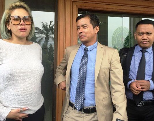 Hadiri Sidang Cerai, Nikita Mirzani Tak Pakai Bra dan Menarik Perhatian Awak Media Nikita Mirzani tersipu malu begitu ketahuan tidak memakai bra. (Foto by Aginta Kerina-JawaPosDOTcom)