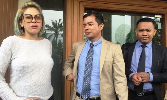 Hadiri Sidang Cerai, Nikita Mirzani Tak Pakai Bra dan Menarik Perhatian Awak Media Nikita Mirzani tersipu malu begitu ketahuan tidak memakai bra. (Foto by Aginta Kerina-JawaPosDOTcom)